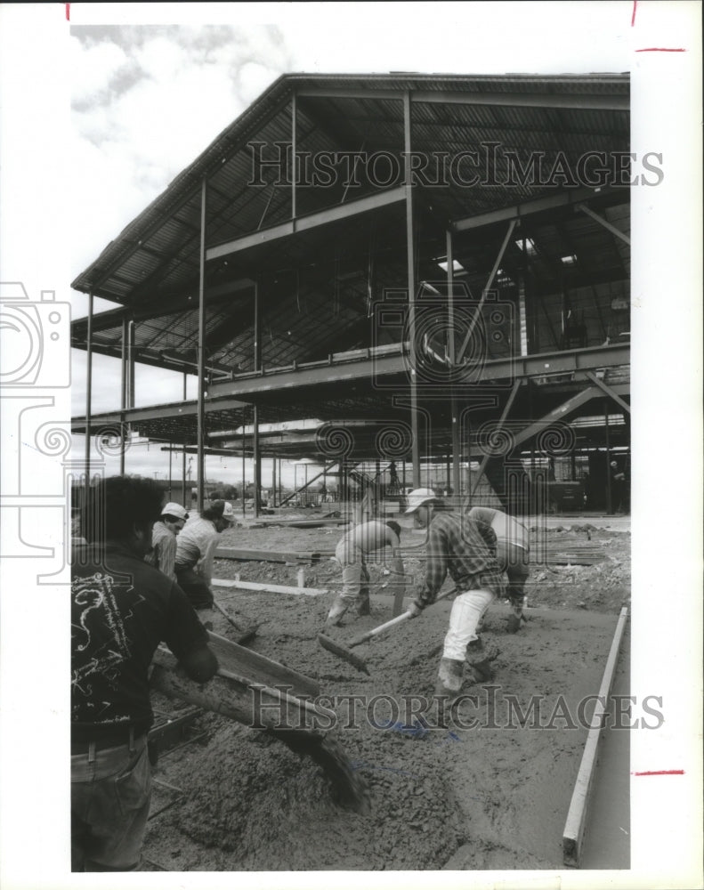 1991 Press Photo Workers pour concrete, Construction on Citizens National Bank - Historic Images