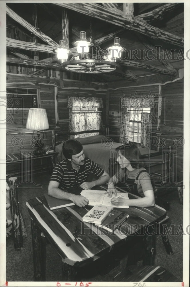 1981 Press Photo Rev. Richard "Dick" Stafford & Diane in cabin at Camp Tejas, TX - Historic Images