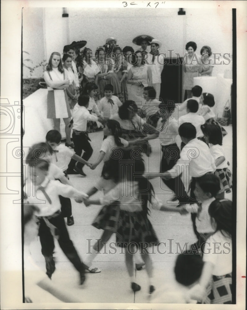 1970 Press Photo Students dance at Cinco de Mayo celebration, Houston-Historic Images