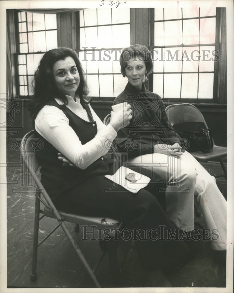 1971 Press Photo Mrs. Anthony Vento & Betty Keese At Blood Bank in Houston. - Historic Images