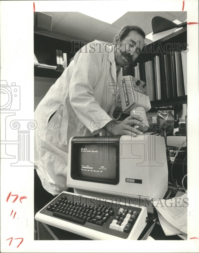 1983 Press Photo Dr. Stewart Bushong tests a computer terminal for radiation - Historic Images