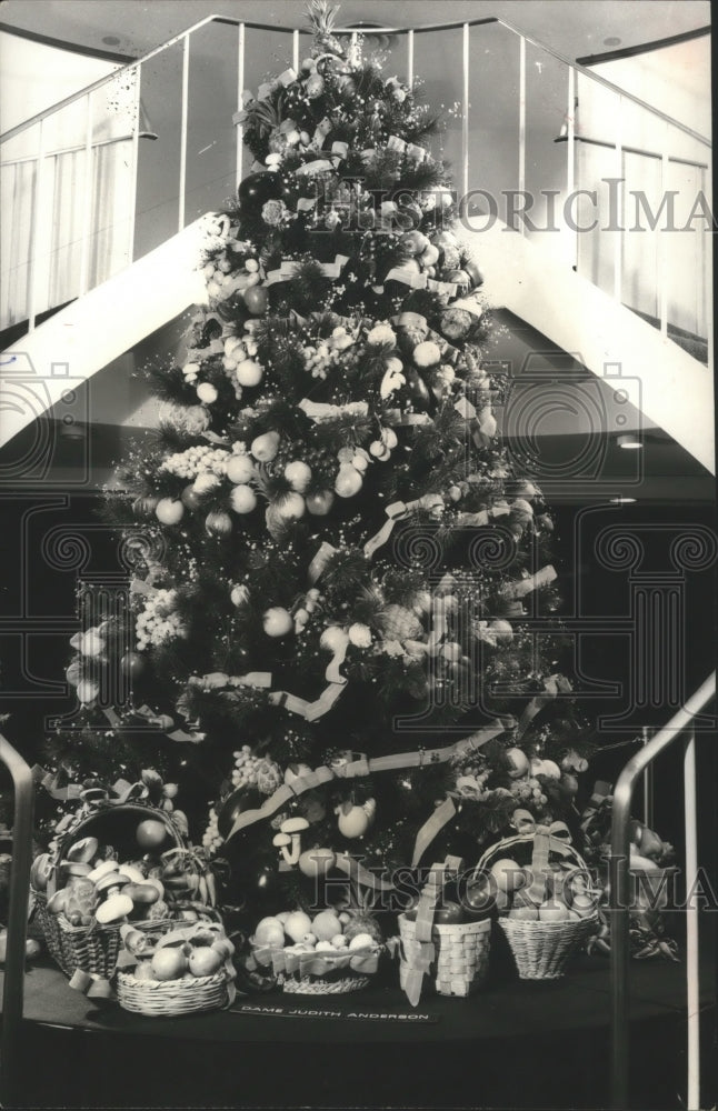 1976 Press Photo Dame Judith Anderson&#39;s Christmas tree in English garden theme - Historic Images