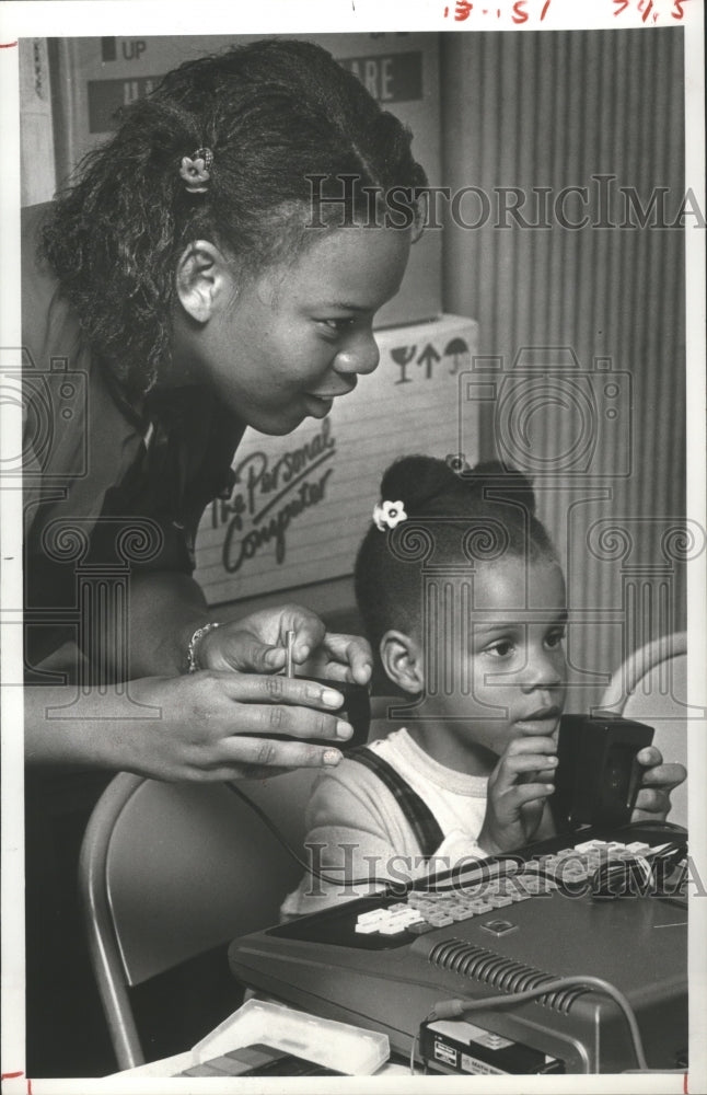 1982 Regina Johnson & daughter Aquahaluah learning computer, Houston - Historic Images