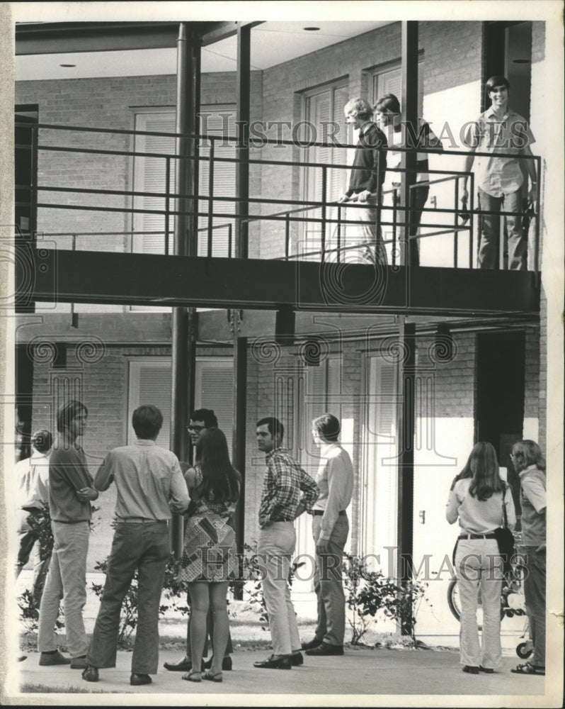 1972 Press Photo Students gather at Dorm of St. Thomas University, Houston - Historic Images