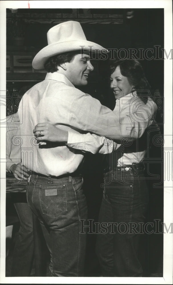1982 Press Photo Becky Lloyd and Mike Bonono on Dance Floor of Cowboy's, Houston - Historic Images