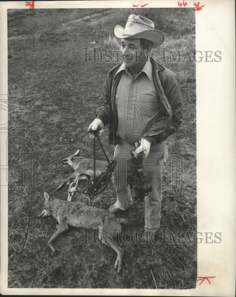 1973 Press Photo Runk with Coyotes he caught near Bay City - hca14851 - Historic Images