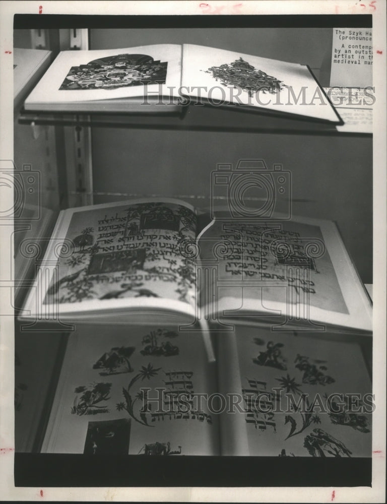 1965 Press Photo Illuminated Haggadahs of Exodus at Temple Congregation Emanu El - Historic Images