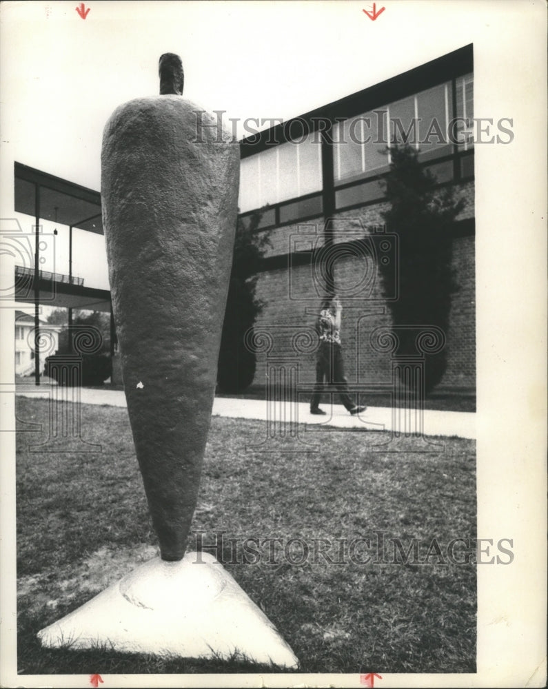 1972 Press Photo Large Carrot At University of St. Thomas. - hca14899 - Historic Images