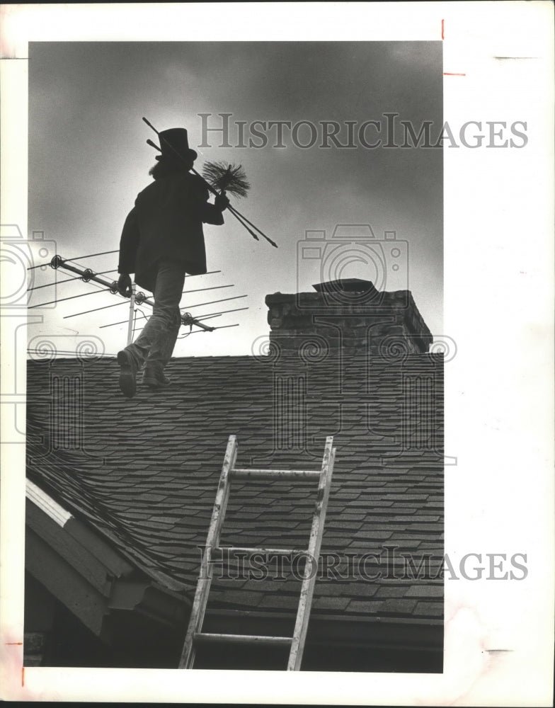 1981 Press Photo Chimney Sweep climbs roof with brushes in hand - hca14911 - Historic Images