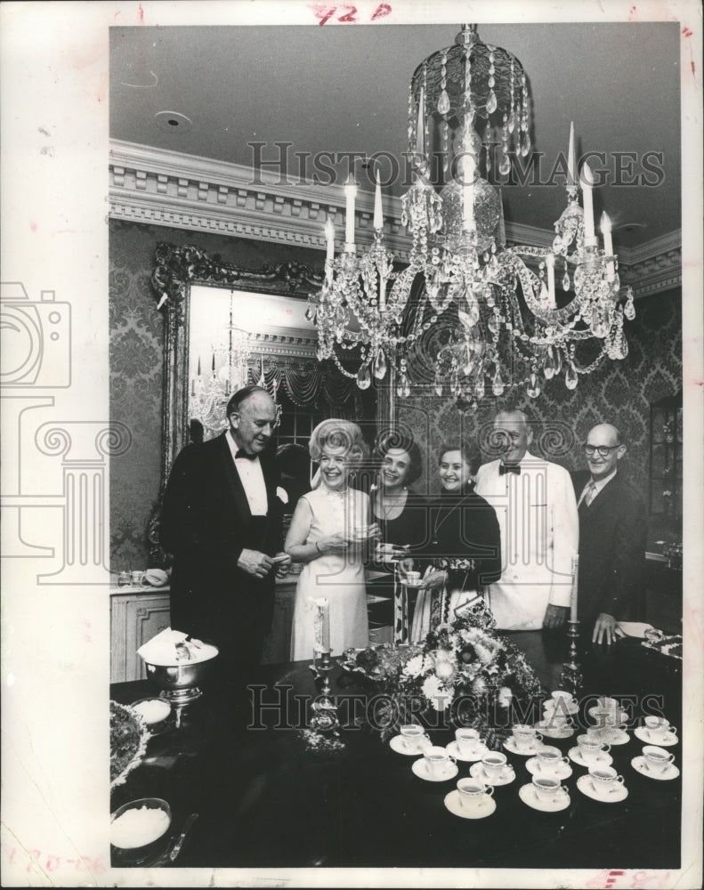 1971 Press Photo Attendees &amp; Advisers of the Consular Ball in Houston. - Historic Images