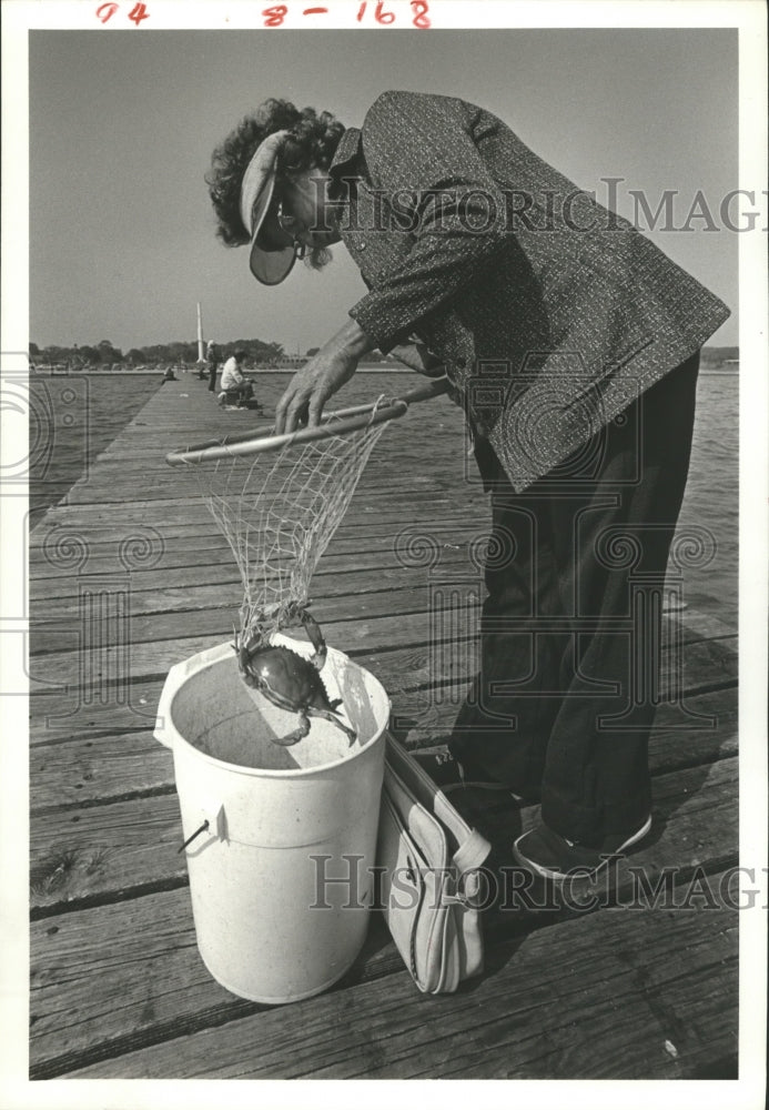 1981 Press Photo Albina Powers Hauls in Crab She Caught in Galveston Bay, Texas. - Historic Images
