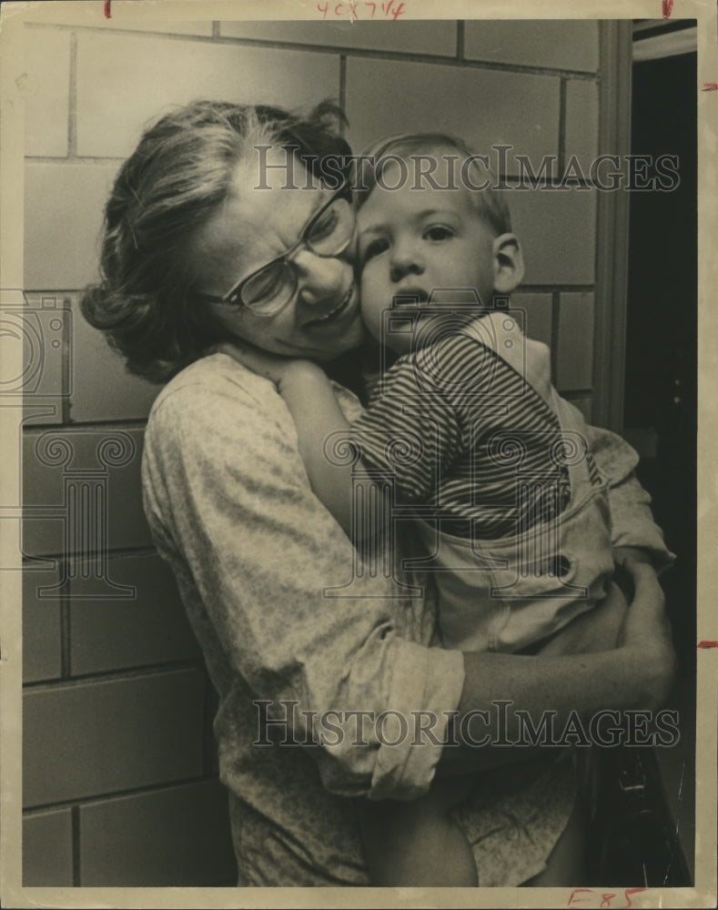 1969 Press Photo Child Mark Allen Cook Clings To His Mother Patricia in Houston - Historic Images