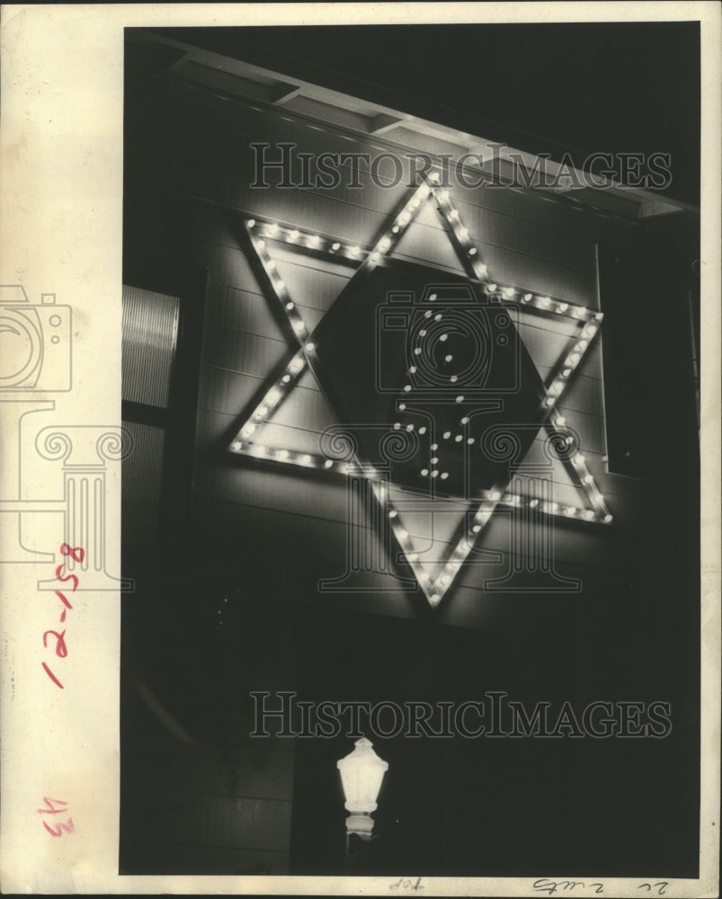 1967 Press Photo Star of David &amp; Christmas Tree Decoration on Home in California-Historic Images