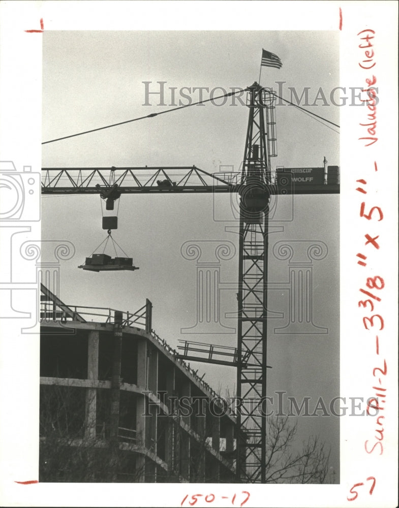 1982 Press Photo Construction Crane & Equipment Lifted Up Above Houston Building - Historic Images