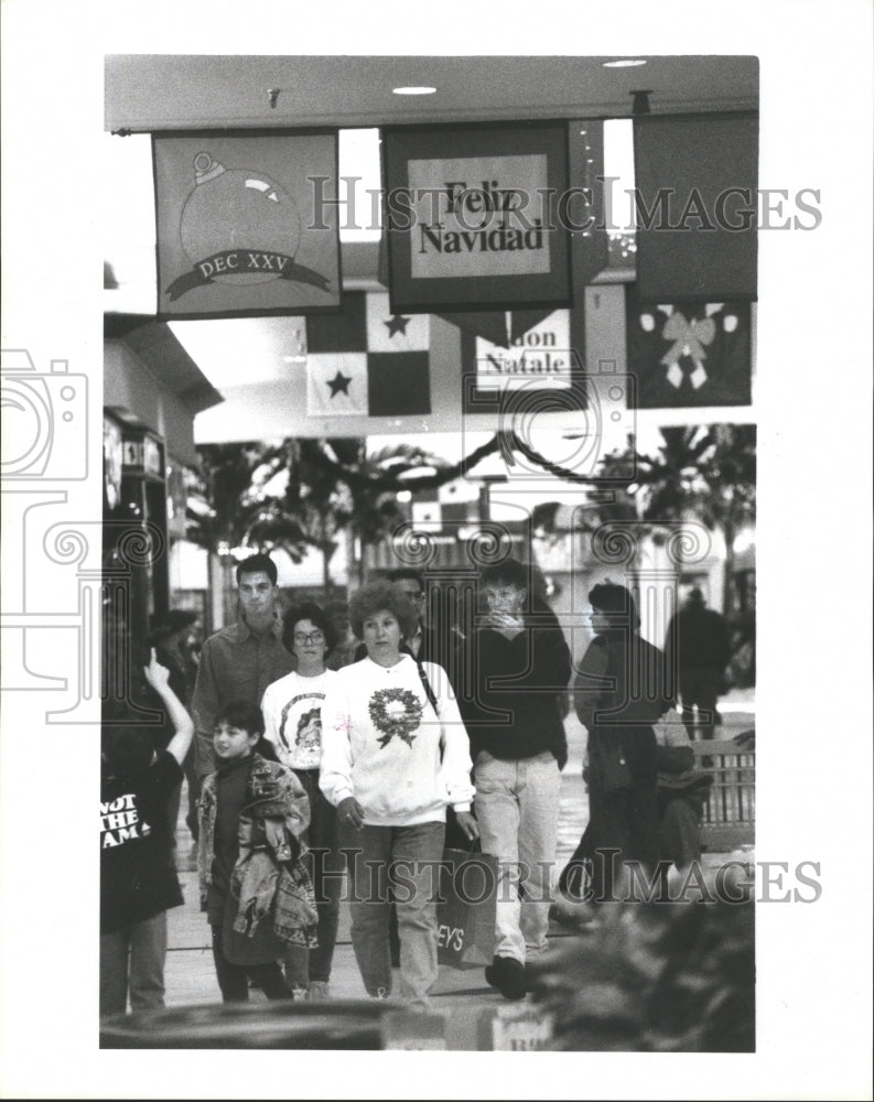 1992 Press Photo Christmas Shoppers at Willowbrook Mall, Houston - hca15054 - Historic Images