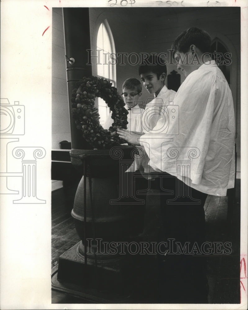 1969 Press Photo Mark Ofield, Samuel Red and Ray Cherry on Candlelight Tour - Historic Images