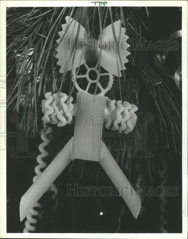 1986 Different pastas glued together for Christmas decorations - Historic Images