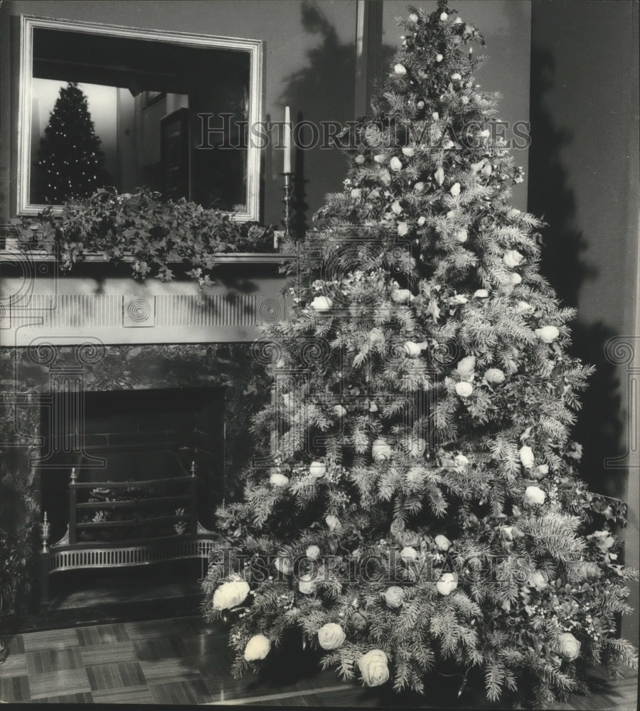 1970 Press Photo Christmas Tree Before Mantel Decorated With Mistletoe & Roses. - Historic Images