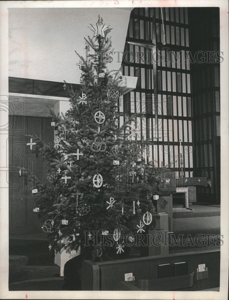 1966 Press Photo &#39;Chrismon&#39; Tree, symbols of Christ adorn Lutheran Church tree - Historic Images