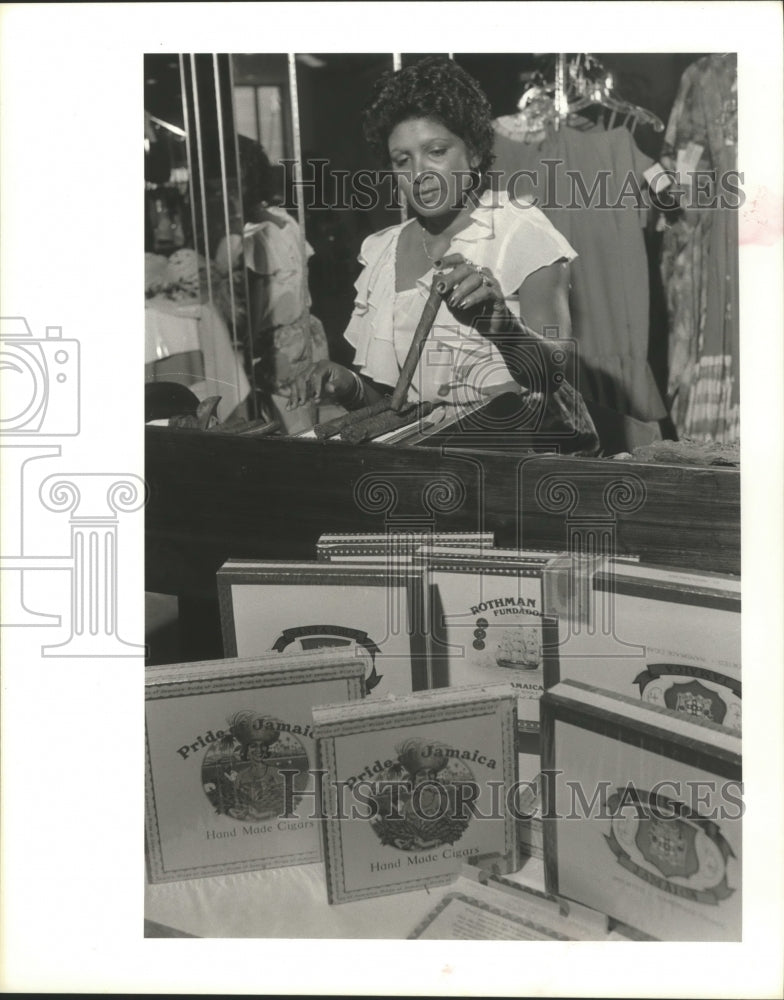 1983 Press Photo saleslady with hand rolled cigars - hca15098 - Historic Images