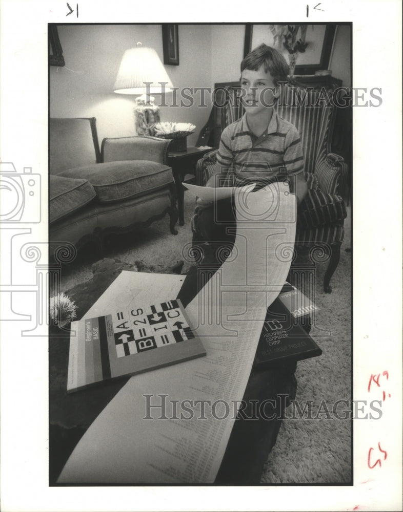 1982 Press Photo Richard Curran and computer printout from Dallas summer camp - Historic Images