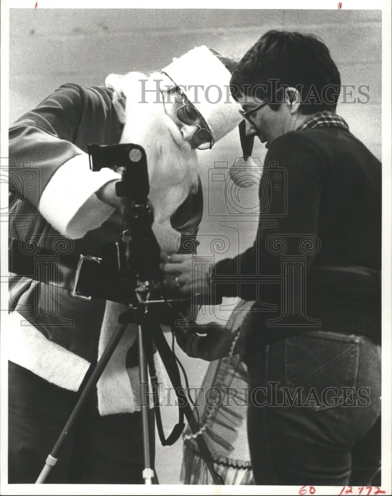 1982 Press Photo Santa Claus (Stan Parmlee) helps Mary Koenig, Houston Christmas - Historic Images