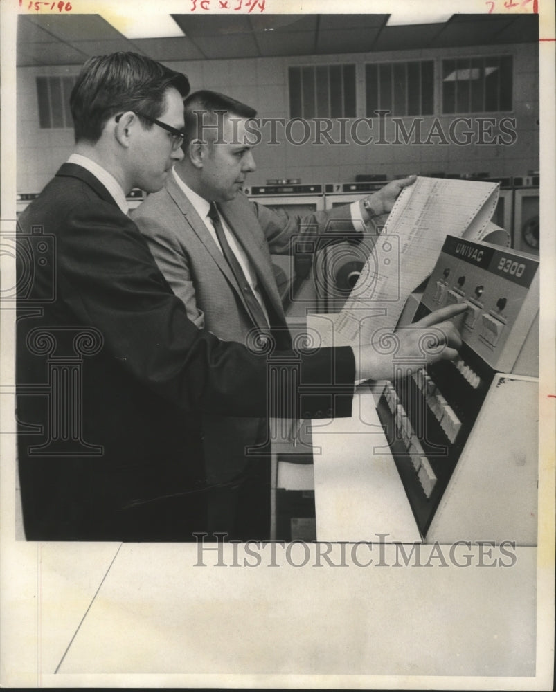 1970 Press Photo Harold Perry & Don Kentzler Check Results Computer America Corp - Historic Images