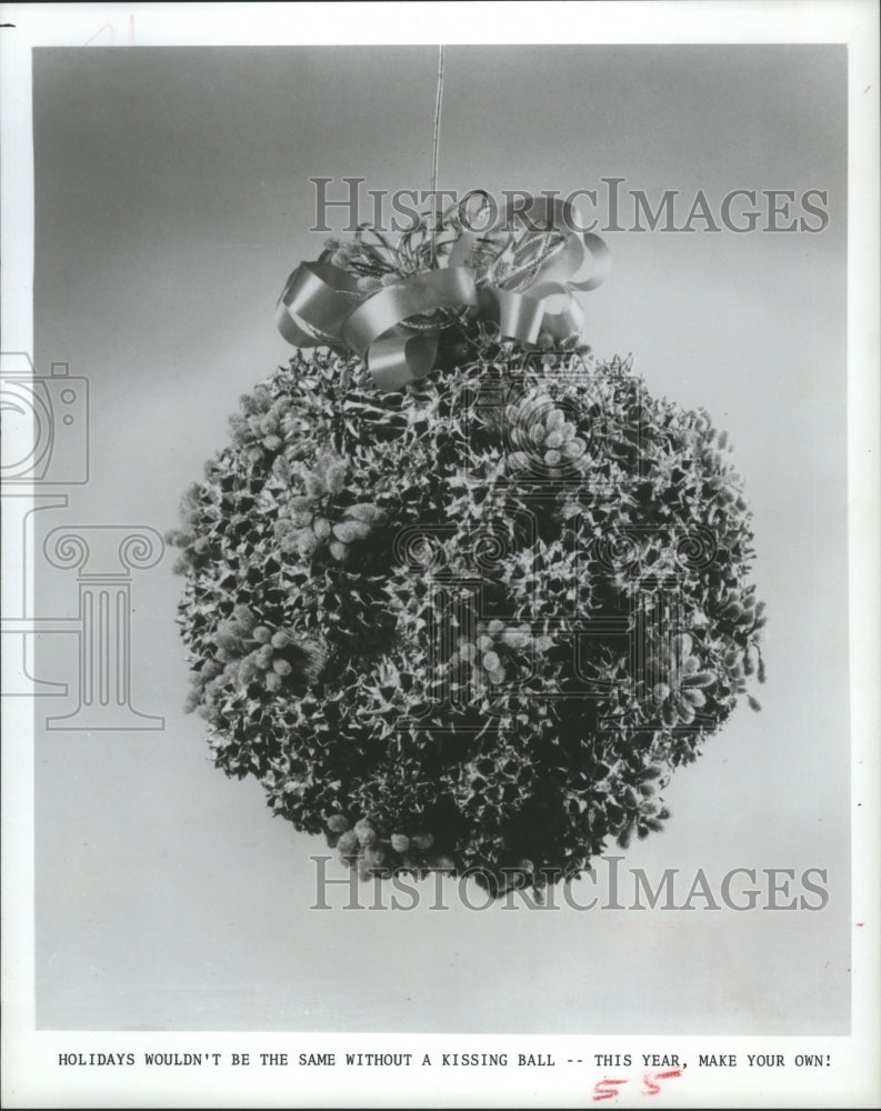 1978 Press Photo Kissing Ball Christmas Decoration. - hca15150 - Historic Images