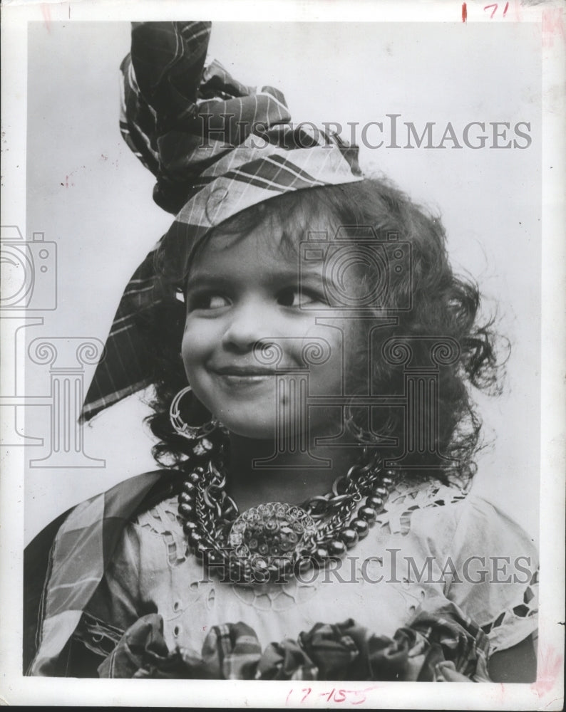 1964 Press Photo Miss Martinique a Coquette in Any Language, Children. - Historic Images