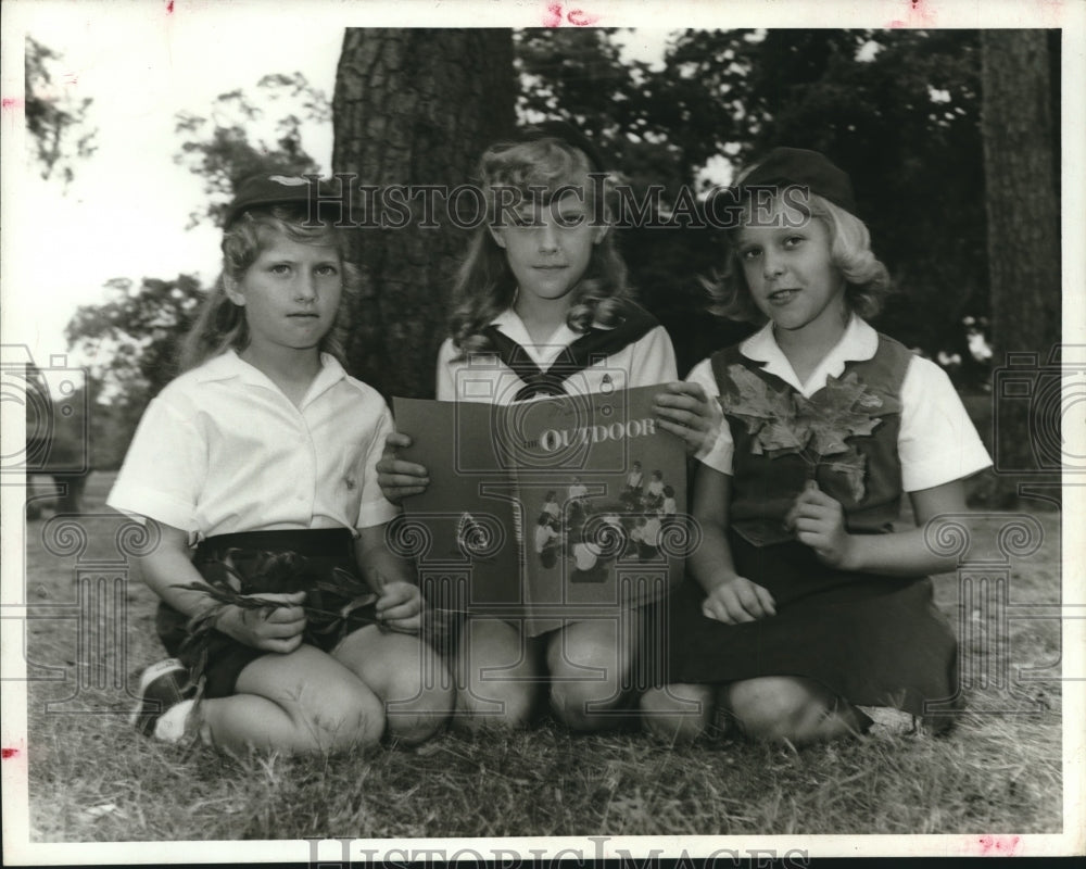 1963 Press Photo Susan &amp; Mary Larson &amp; Barbara McLennan Houston Camp Fire Girls - Historic Images