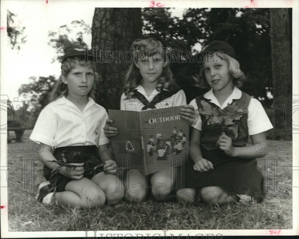 1963 Press Photo Susan & Mary Larson & Barbara McLennan Houston Camp Fire Girls - Historic Images