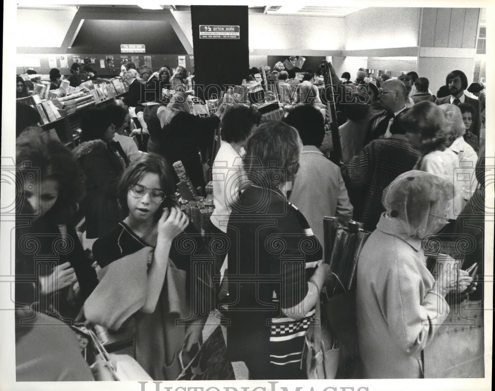 1978 Press Photo Crowds in stores buying for Christmas, Houston - hca15301 - Historic Images