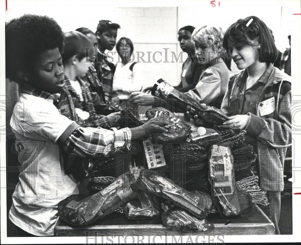 1979 Press Photo Gregory Hadnot, Vicky Ramirez help with Christmas in Houston - Historic Images