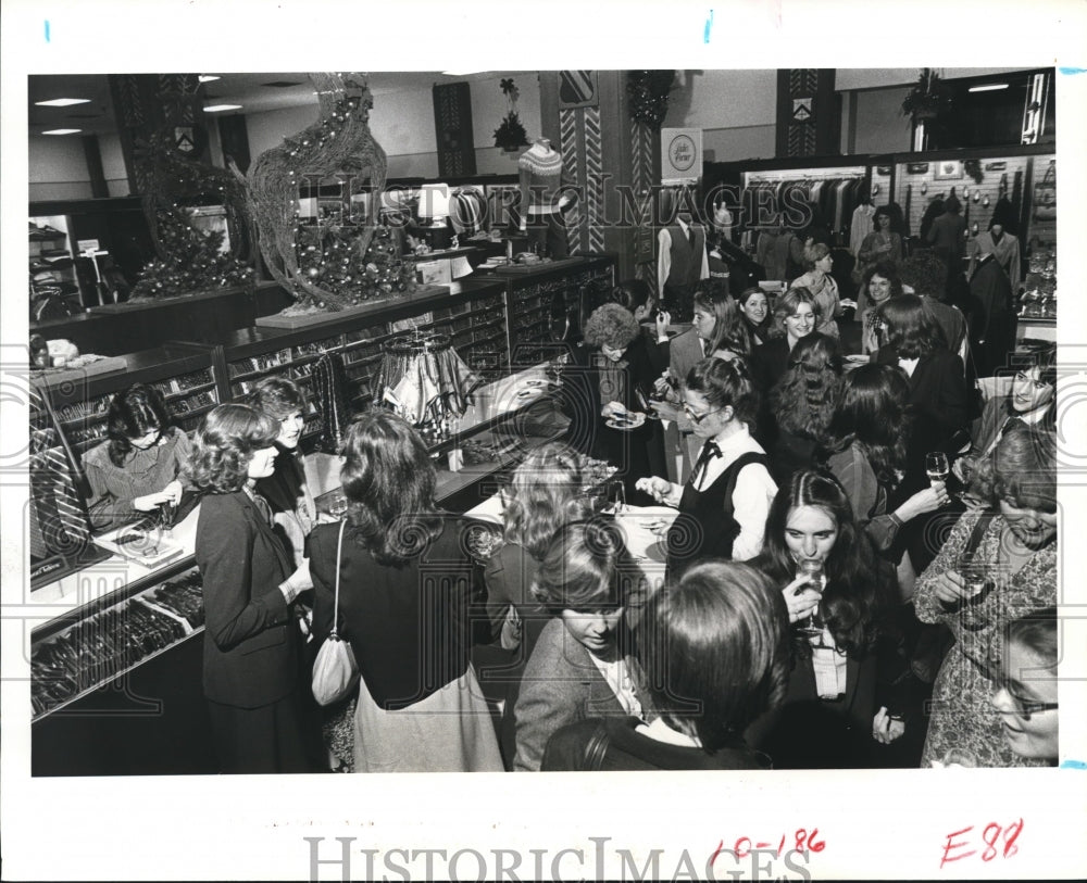 1982 Crowds in retail store for Christmas, Houston - Historic Images