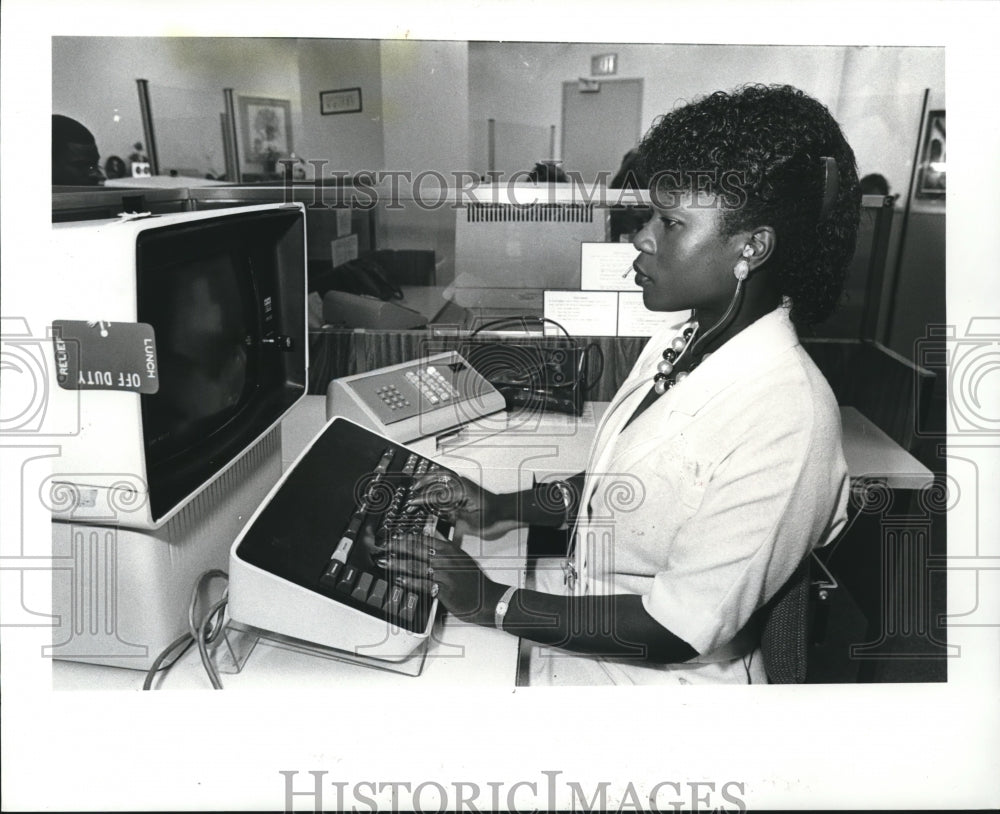 1985 Press Photo Mrs. Charles at Dvorak Computer keyboard - hca15357 - Historic Images