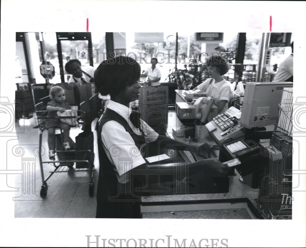 1991 Press Photo Apple Tree Grocery, checker Sallie Simpson - hca15362 - Historic Images