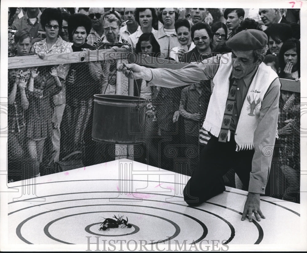 1976 Press Photo Jim Braud releases crawfish for race at Texas crawfish festival - Historic Images