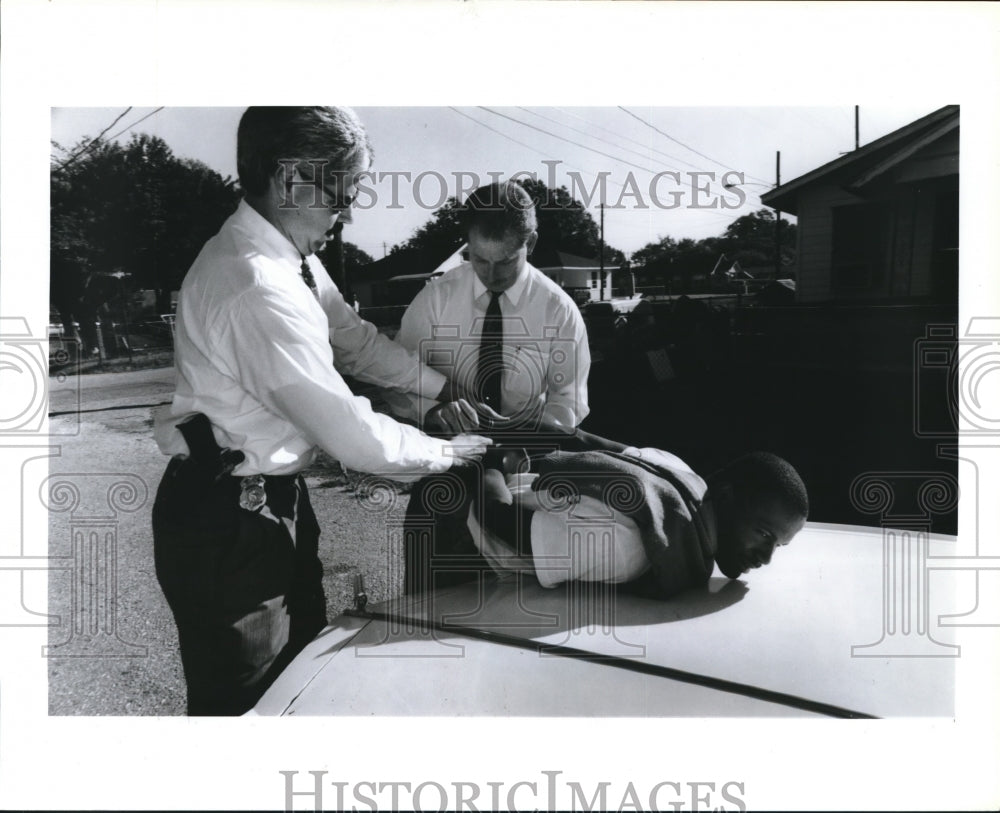 1991 Houston Officers Arrest Delbert Terrell for Crime. - Historic Images