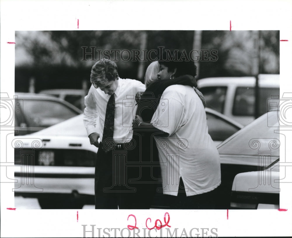 1991 Press Photo Employees of Continental Airlines Houston Headquarters Embrace. - Historic Images