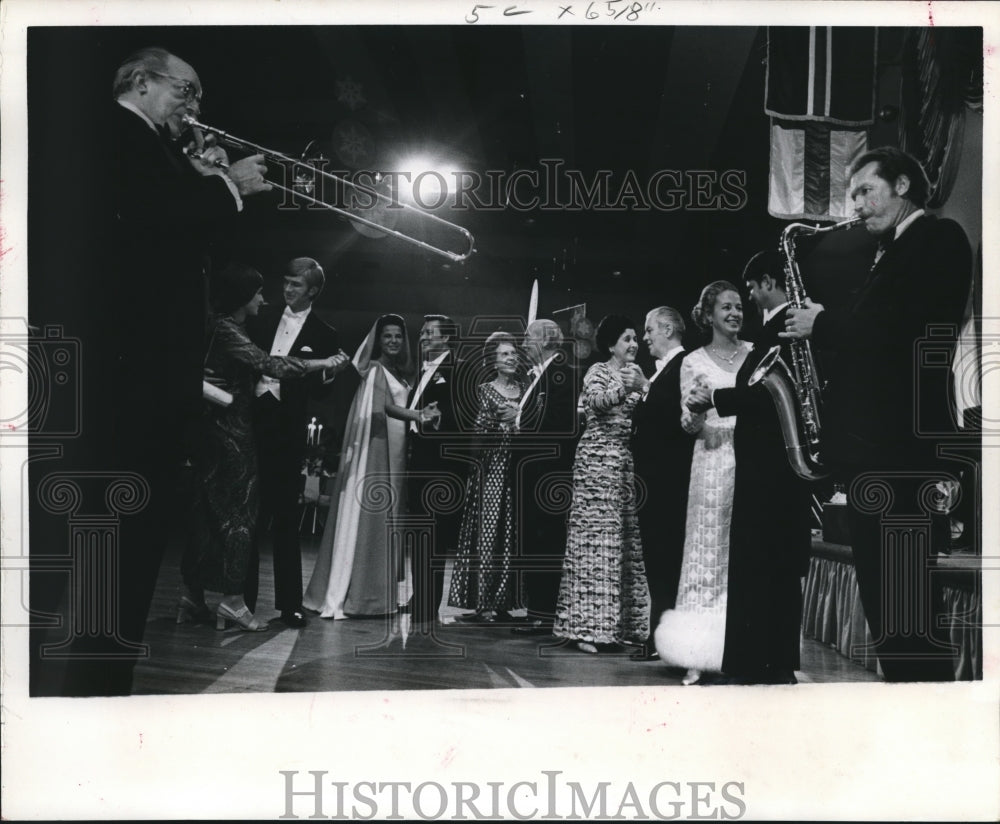 1971 Press Photo Pre-Ball Dance For Scandinavian honorees At Consular Corps Ball - Historic Images