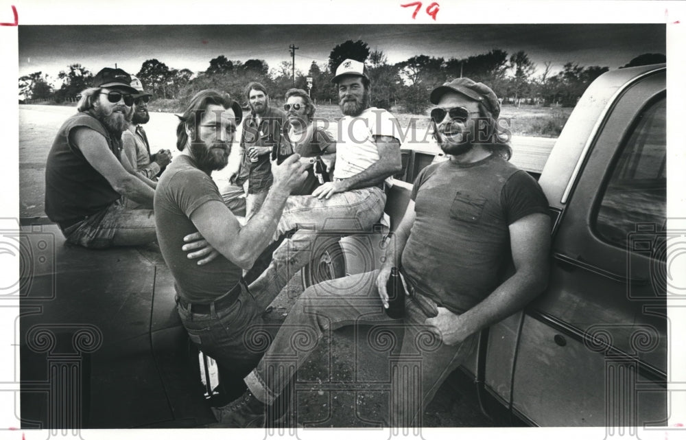 1980 Press Photo Workers Relax Outside Cobb's Store at TMPA Plant in Carlos, TX - Historic Images