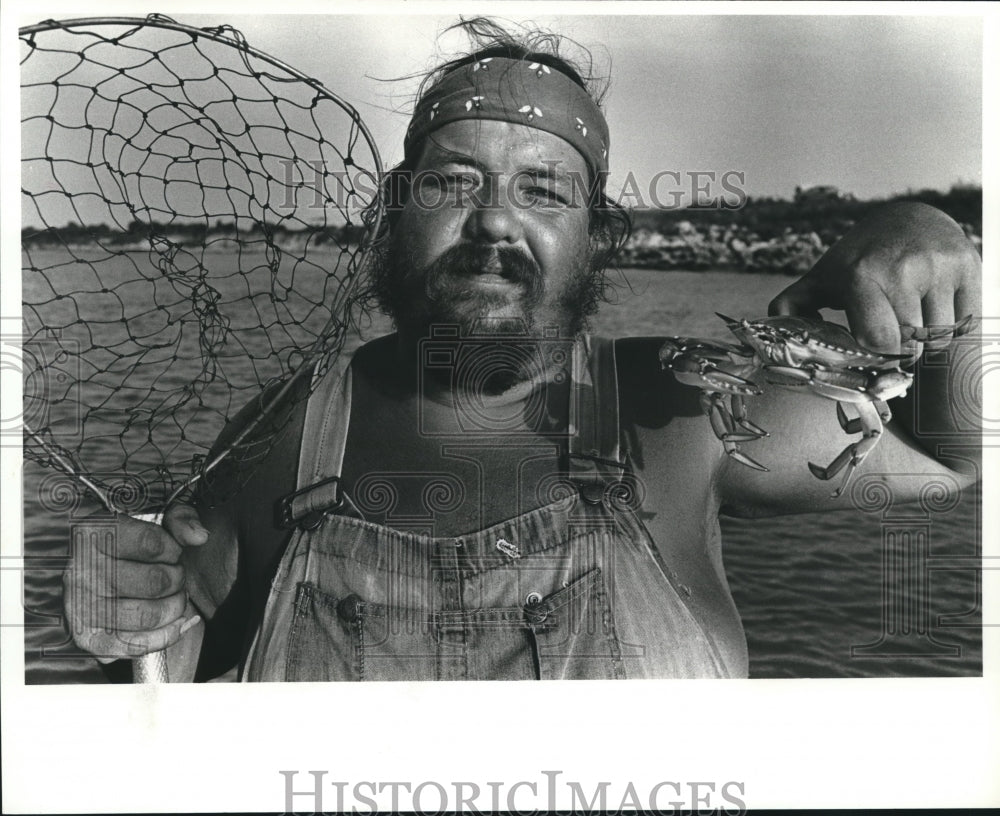 1982 Press Photo Tiny Burchfield of Houston, Texas displays blue crab - Historic Images