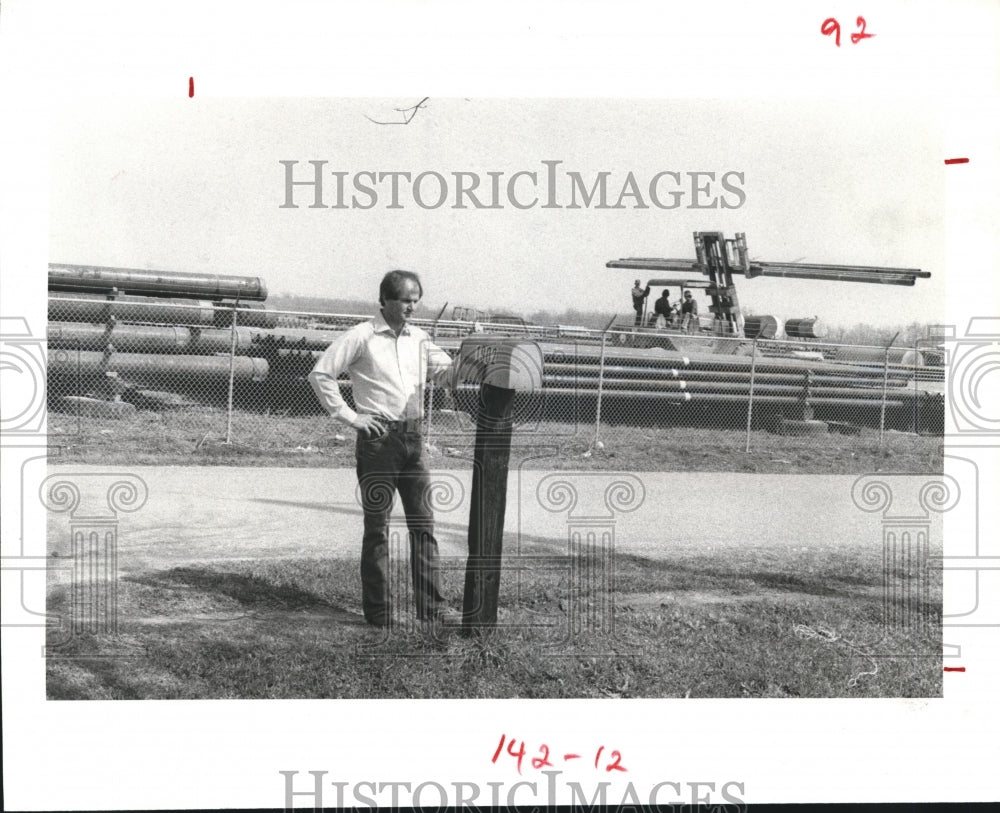 1982 Press Photo Bill McDonald At Mailbox of Cinco Brothers Services Inc. Texas - Historic Images