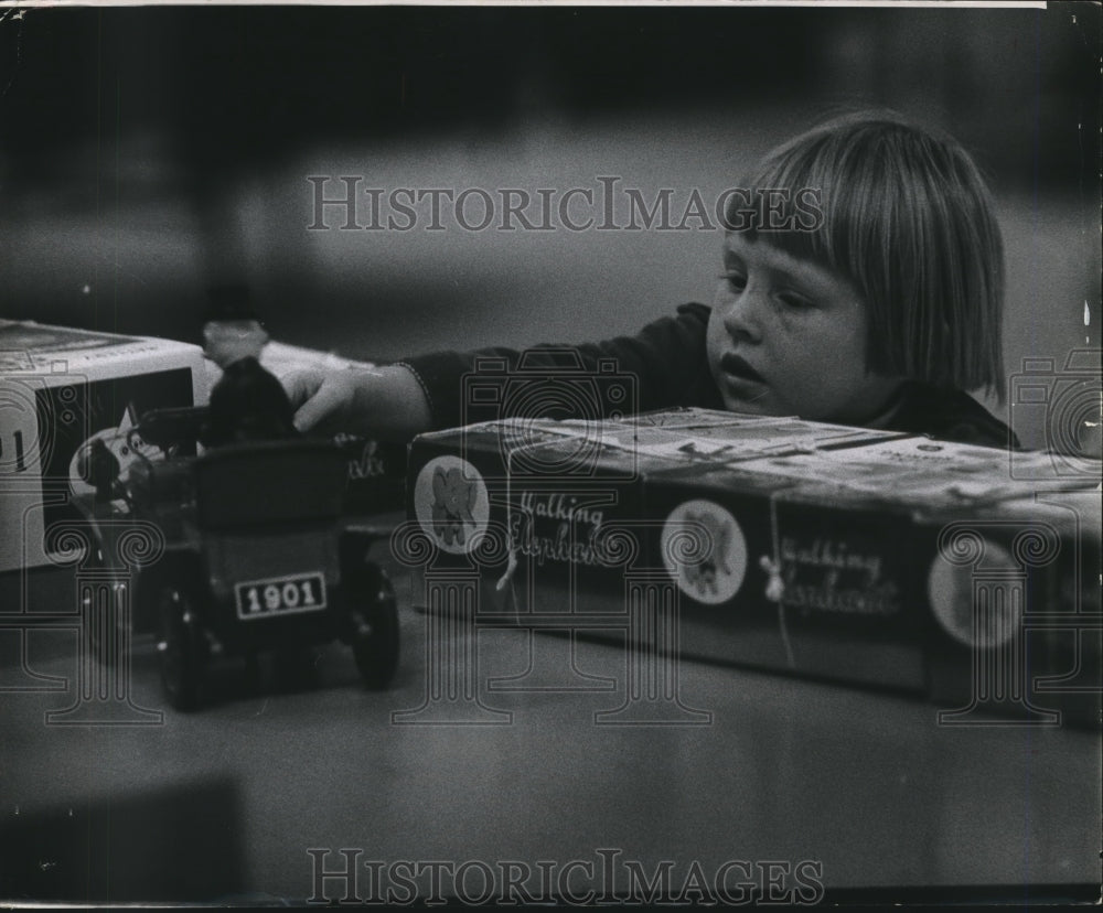 1964 Press Photo Alice Wesselman Plays With Children's Toys. - hca15559- Historic Images