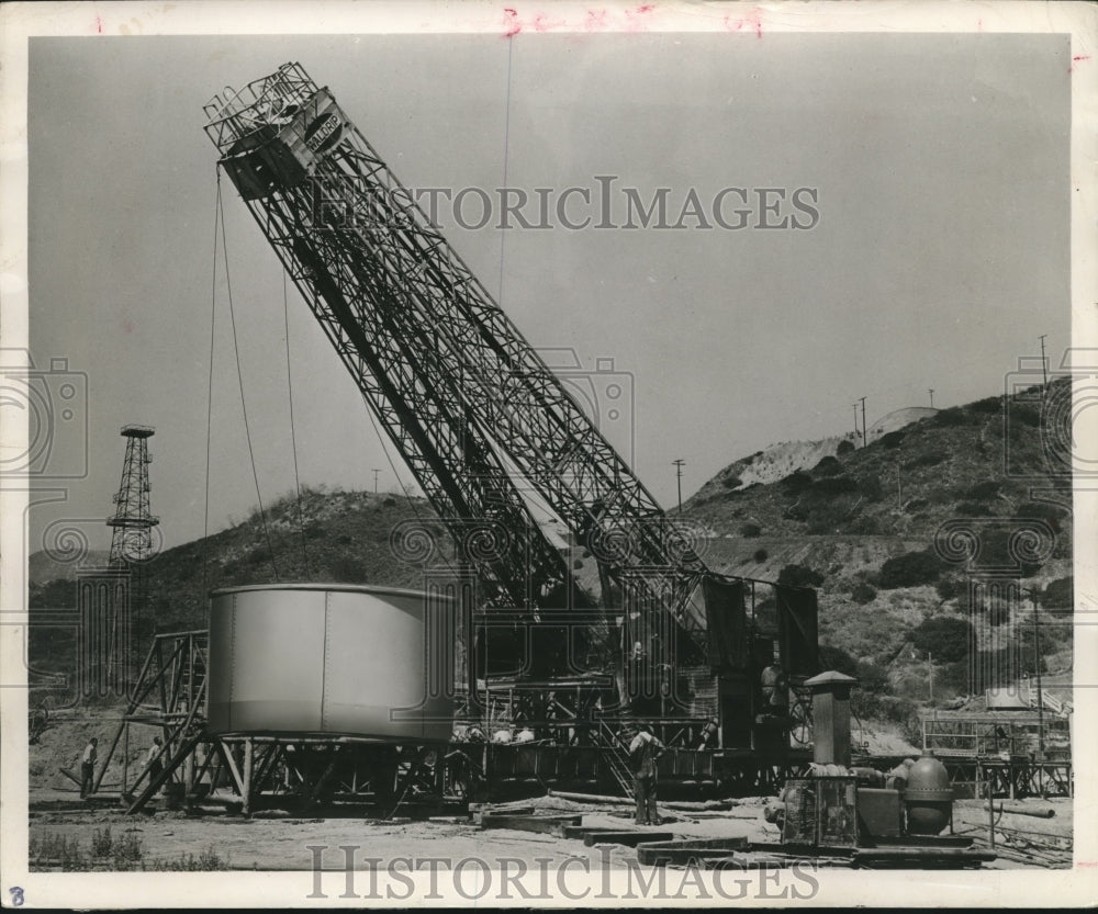 1961 Press Photo Oil field equipment portable foldable Derrick - Historic Images