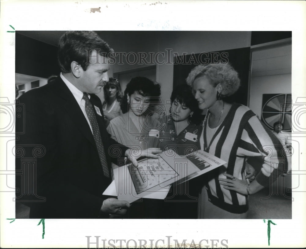 1986 Press Photo Instructor views campaign for University of St. Thomas - Historic Images