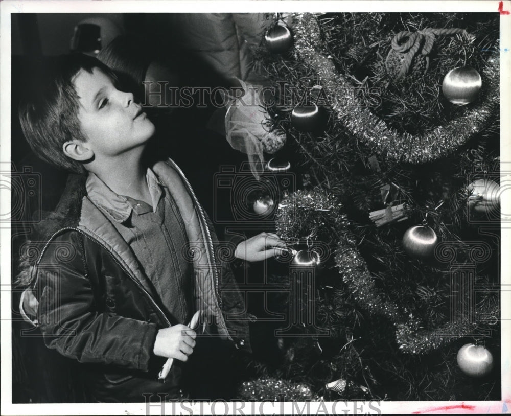 1979 Press Photo Willy Bishop Of Aldine School District Houston & Christmas Tree - Historic Images