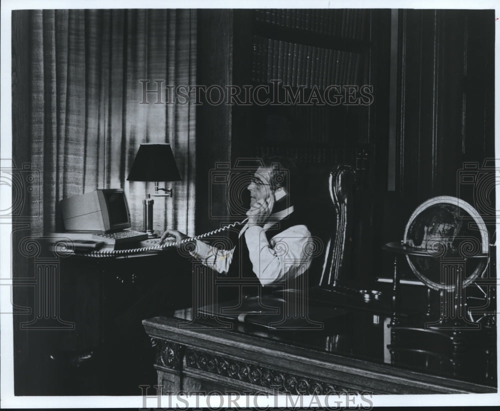 1987 executive uses his Zaisan's ES.1 Voice/ Data network Computer - Historic Images