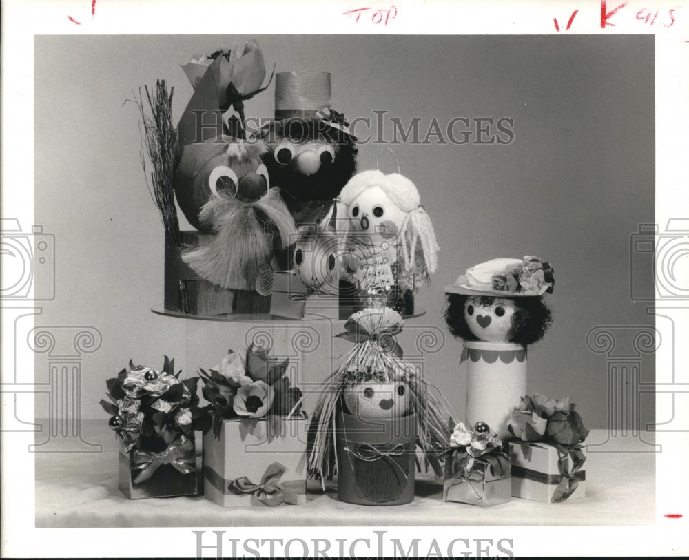 1977 Display of Christmas decorations - Historic Images