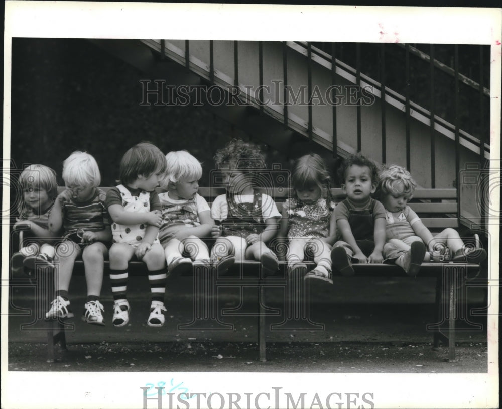 1984 Press Photo Children Sitting on Bench. - hca15748 - Historic Images